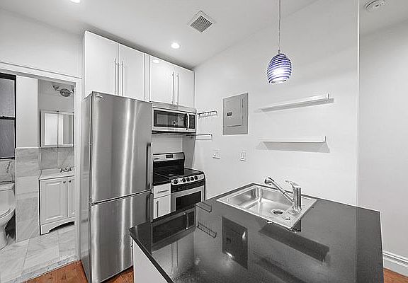 2nd image of 826 9th Ave APT 4RS