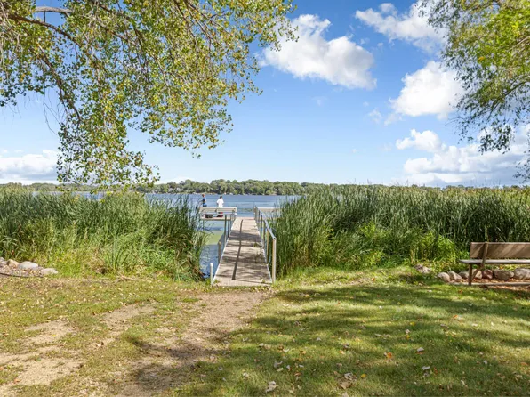 286 W Eagle Lake Dr, Maple Grove, MN 55369