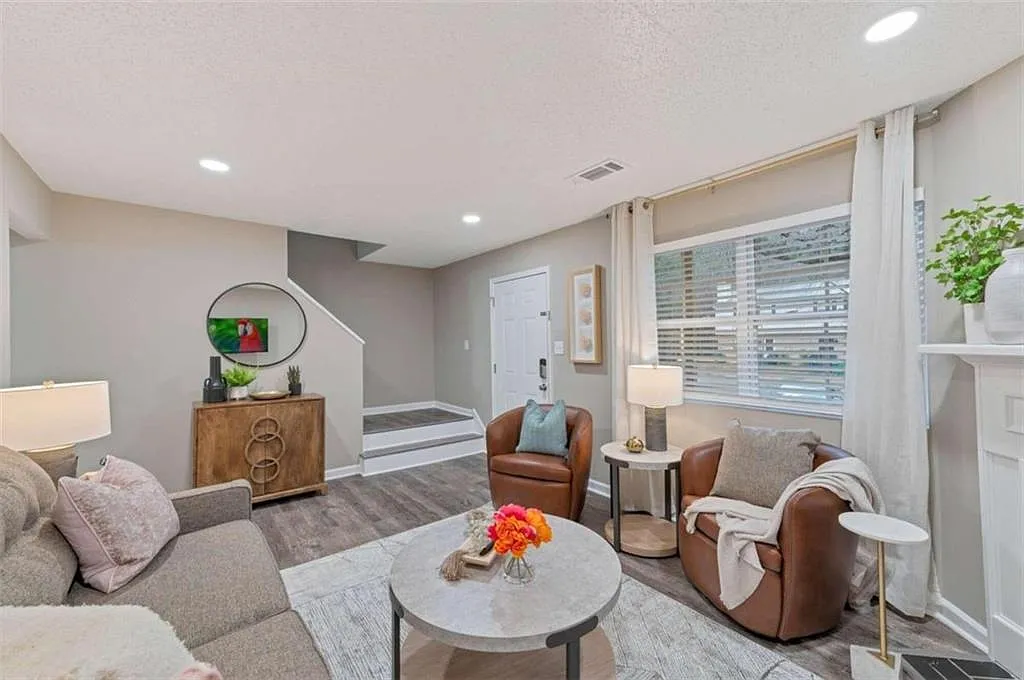 3 bed, 2.5 bath, $4,650 — Photo 3