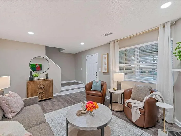 124 Bentley Pkwy — Photo 3