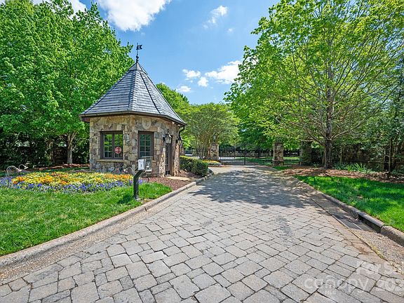 4th image of 510 Ancient Oaks Ln