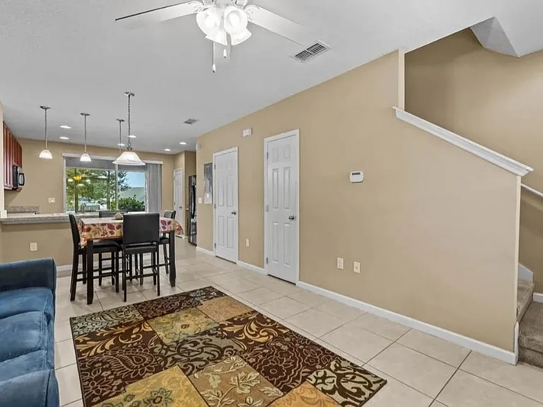 1162 Chelsea Dr — Photo 2