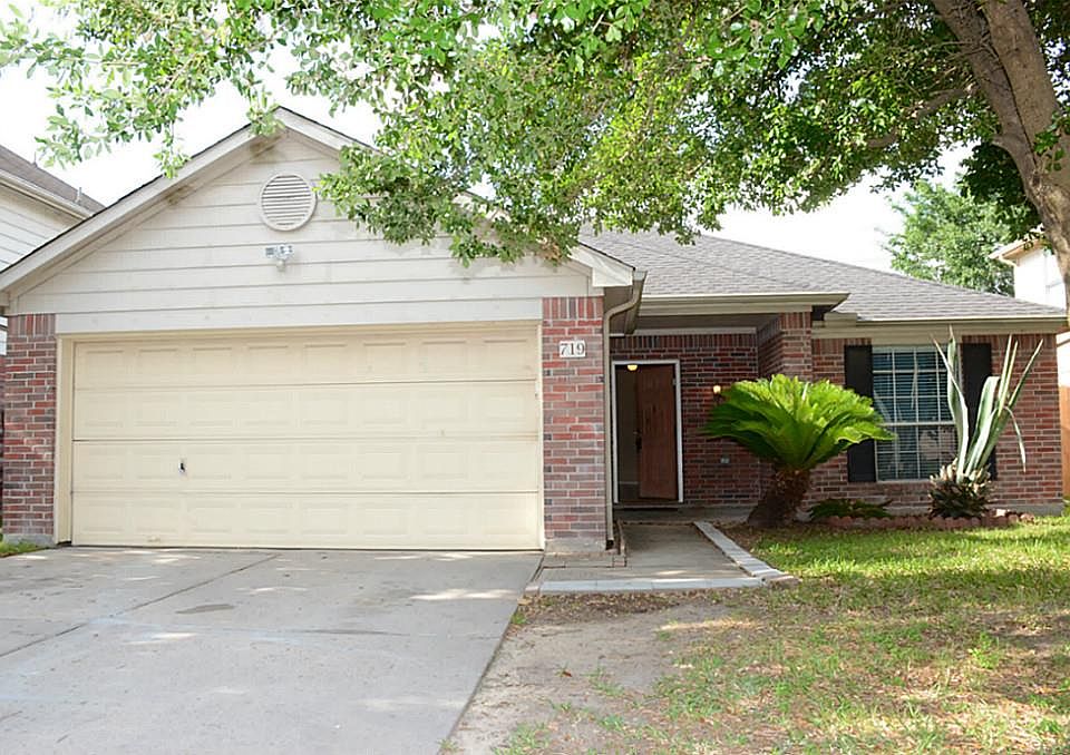 1st image of 719 Willow West Dr