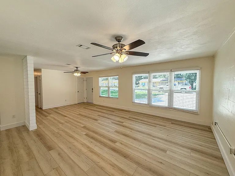 1501 Croquet Dr — Photo 2