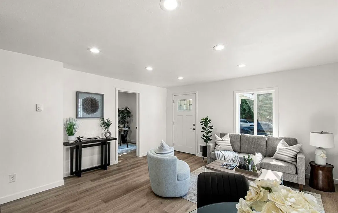 3 bed, 1025 sqft, $3,750 — Photo 2