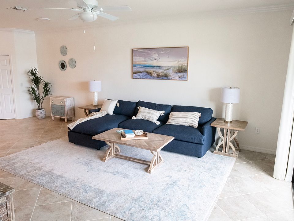 Open space, includes livingroom with a comfortable sectional couch, 55" Smart TV, and board games included, beutiful view of the lake yet private location.