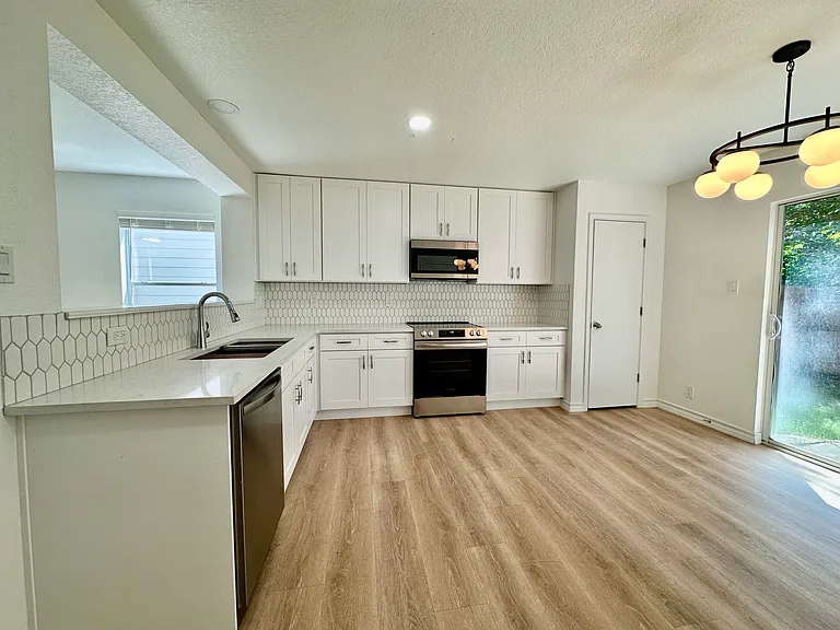 414 Hampton Cv — Photo 3