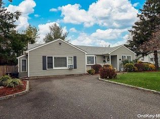 11 Arctic St, Bay Shore, NY 11706