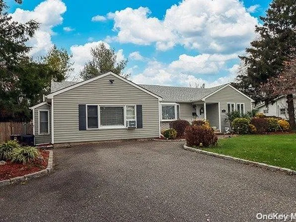11 Arctic Street, Bay Shore, NY 11706