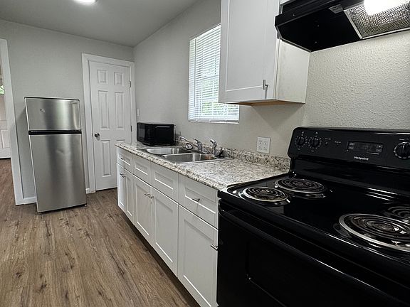 3rd image of 1314 Denver Ave #D