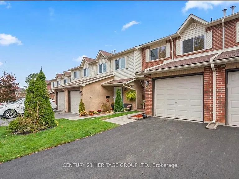 607 Gibney Cres — Photo 2