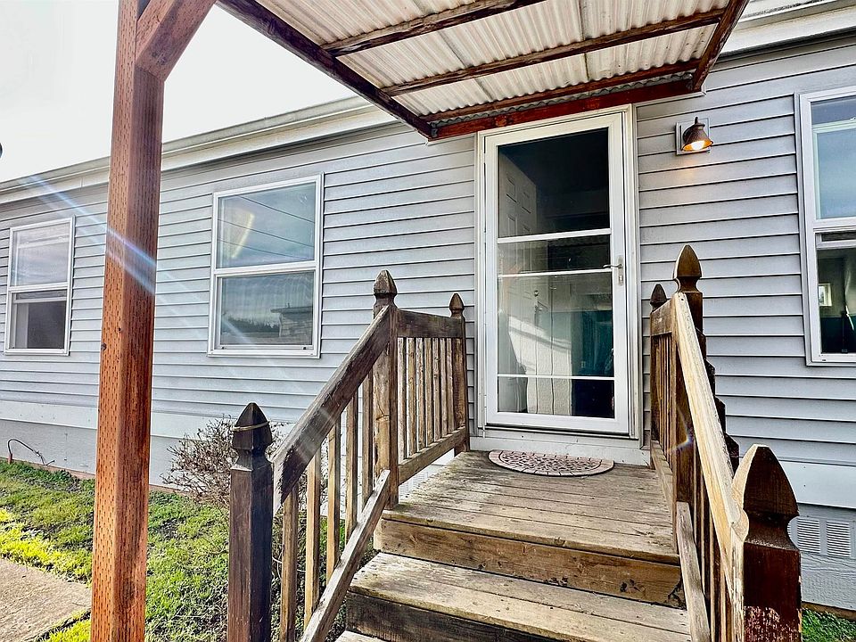 1st image of 5422 Portland Rd NE Unit 117