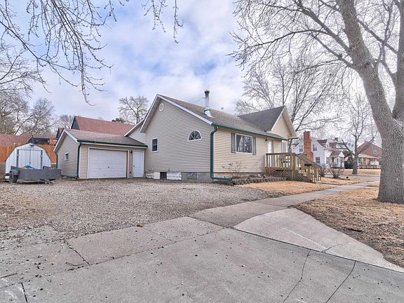 3rd image of 621 10th Ave N