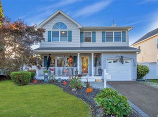212 Maple St, Islip, NY 11751