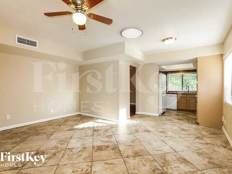 5203 W Sandra Ter — Photo 4