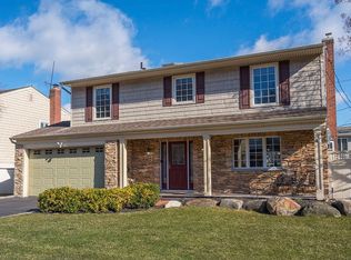 18 Allen Dr, Locust Valley, NY 11560