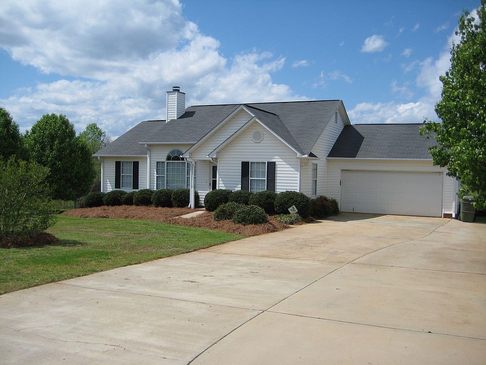 House with large driveway