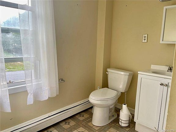 5th image of 26 E Main St APT 4