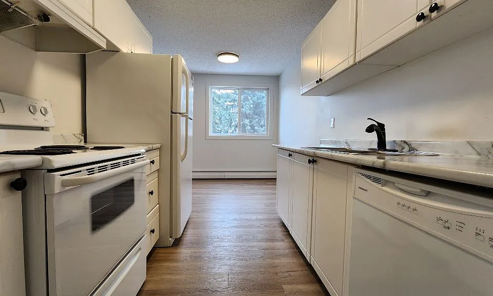 140 Harrow Cir NW