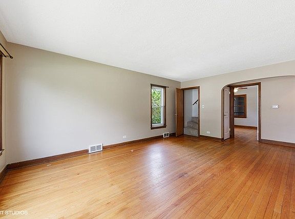 3rd image of 219 S Oakland Grv