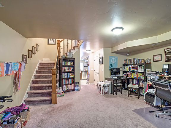 4th image of 215 S Tamarak Cir