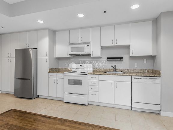 4th image of 260 King St Unit 553