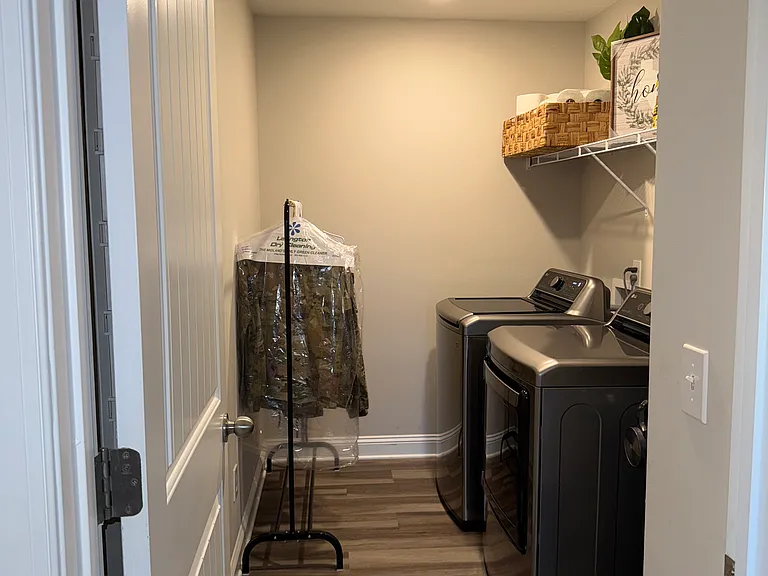 306 Clarendon Ct — Photo 37