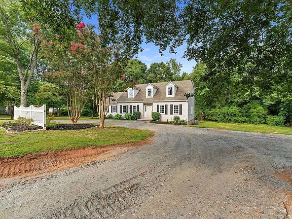 3rd image of 703 Mertie Dr