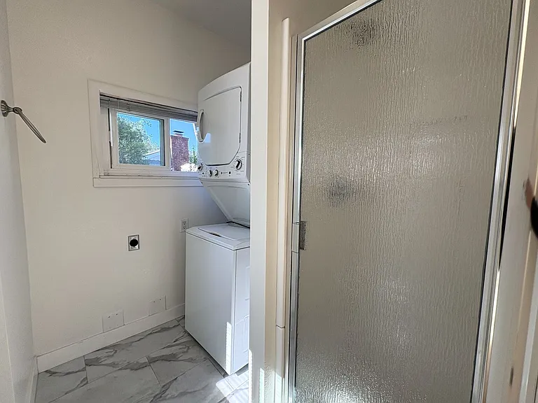 Charming 2 Bedroom, 2 Bathroom Home in Redwood City — Photo 23