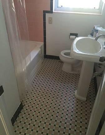 cute retro bathroom in great shape