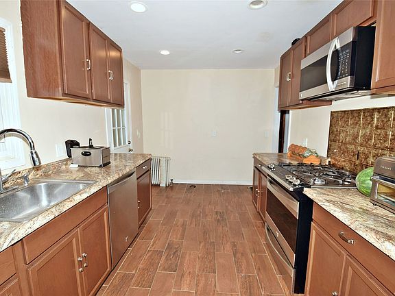 3rd image of 21 Francine Ave