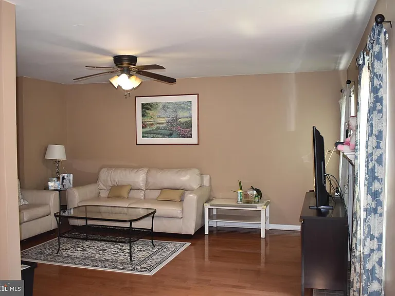 150 Canterbury Ln — Photo 12
