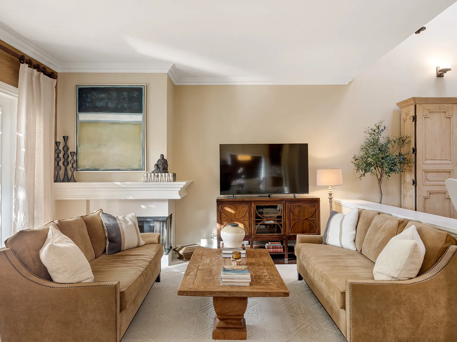 2 bed, 2.5 bath, 2150 sqft, $6,000 — Photo 3