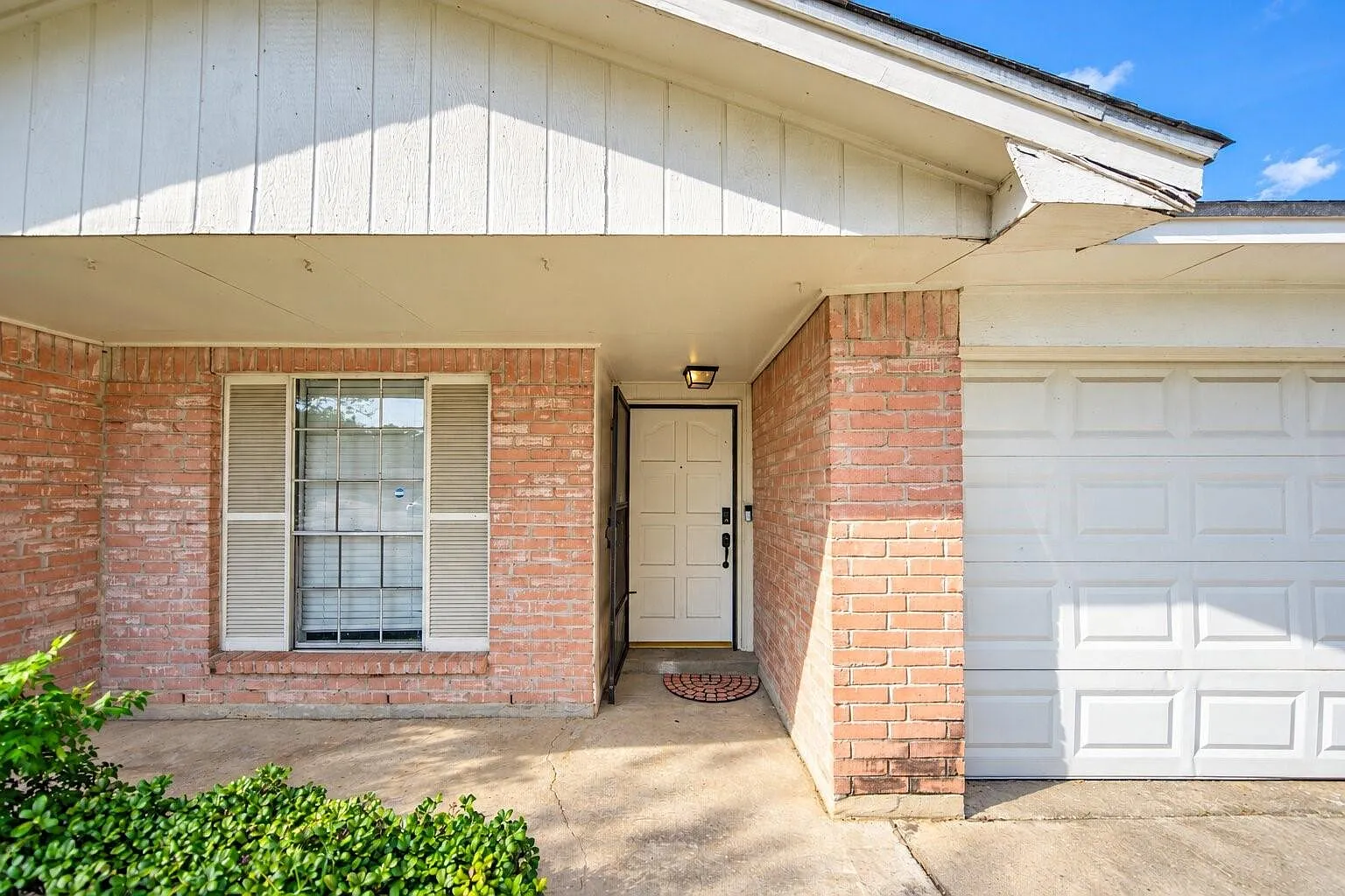 3 bed, 2.0 bath, 1296 sqft, $1,900 — Photo 2