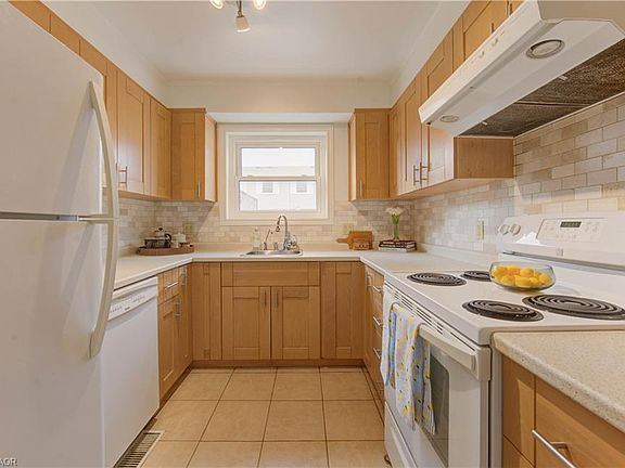 4th image of 440 Pioneer Dr #3