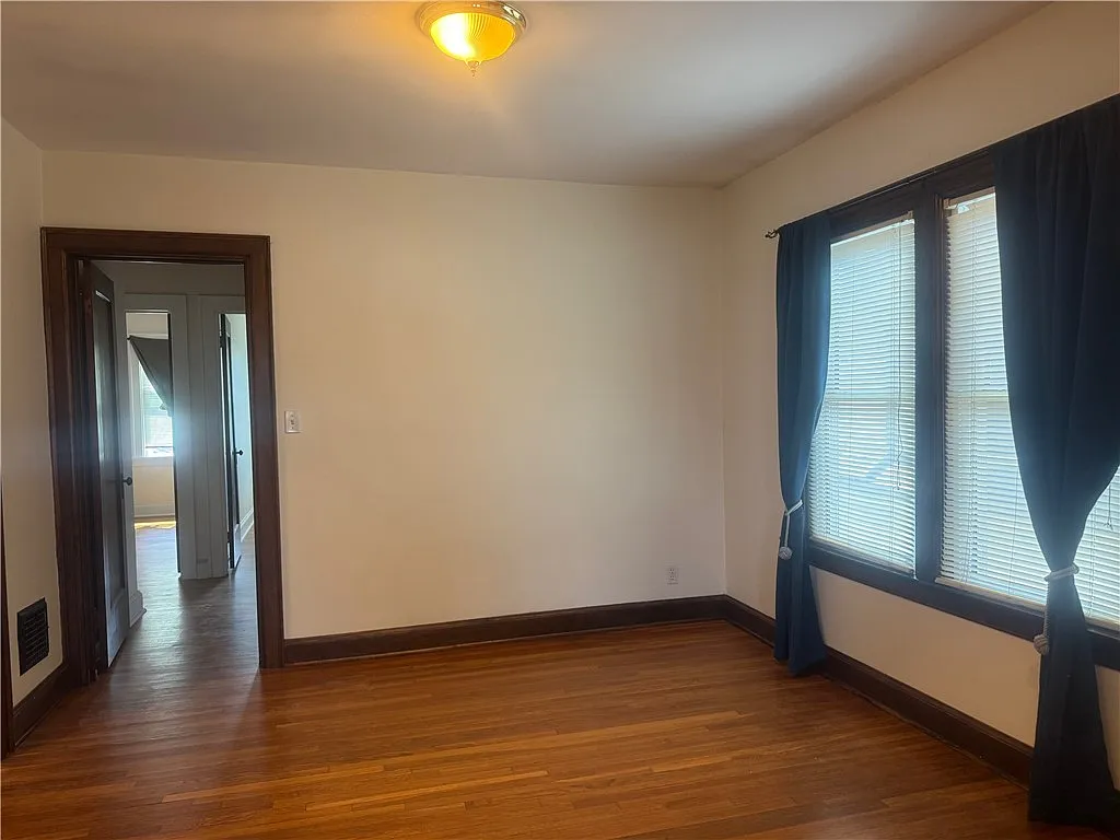 2 bed, 1.0 bath, 1956 sqft, $1,450 — Photo 4