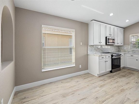 3rd image of 934 Torrey Pine Dr