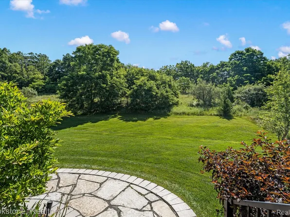 1161 Glass Lake Cir, Oxford, MI 48371