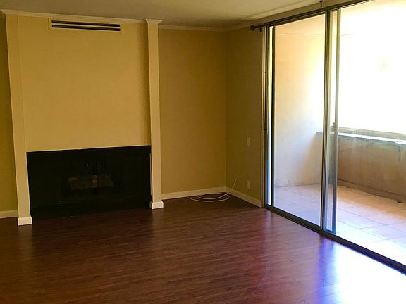 Living Room / Balcony View