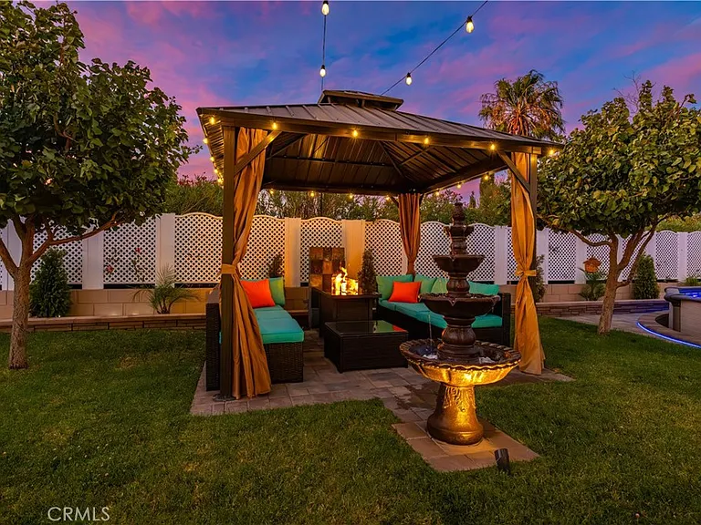 4561 Grandview Dr — Photo 43