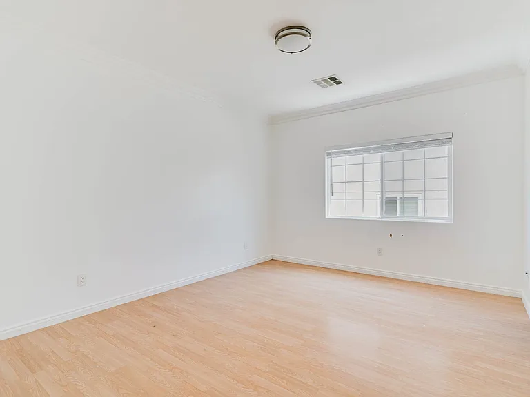 1626 N Alexandria Ave — Photo 16