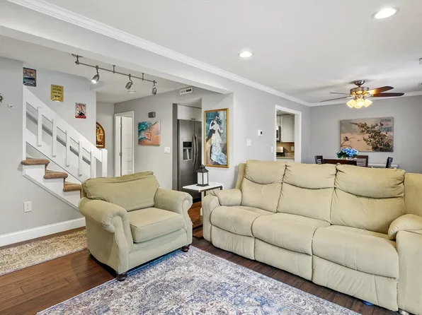 49 Meadow Pond Dr APT C, Leominster, MA 01453