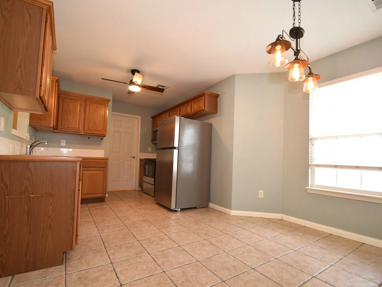 3 bed, 1305 sqft, $1,550 — Photo 4