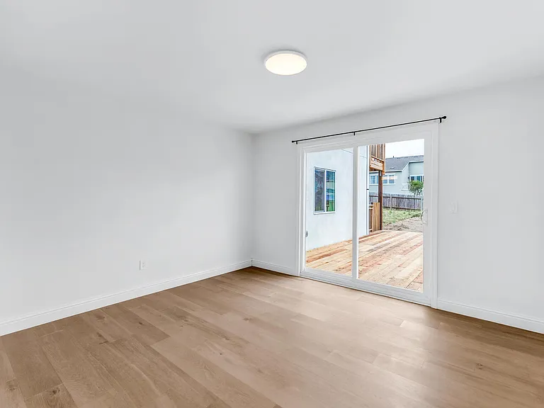 490 Jean Cir — Photo 11