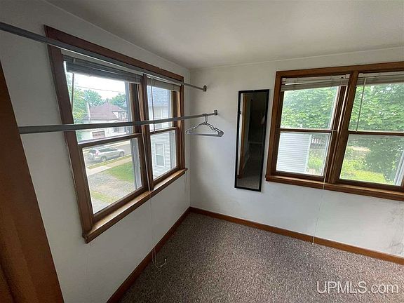 3rd image of 325 W Park St