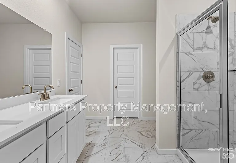 289 S Neon Ave — Photo 12