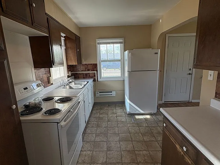 504 Howard Ave — Photo 8