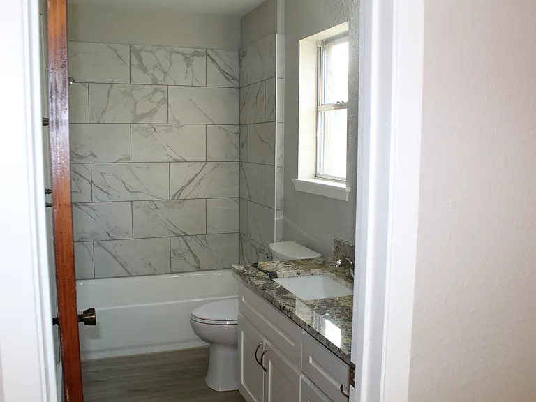 1414 N Live Oak St — Photo 17