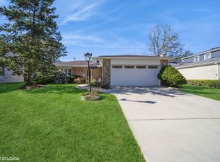 704 N Windsor Dr, Mount Prospect, IL 60056