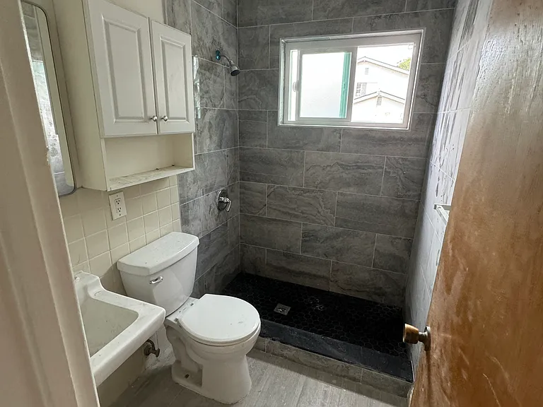 921 E Las Tunas Dr — Photo 2